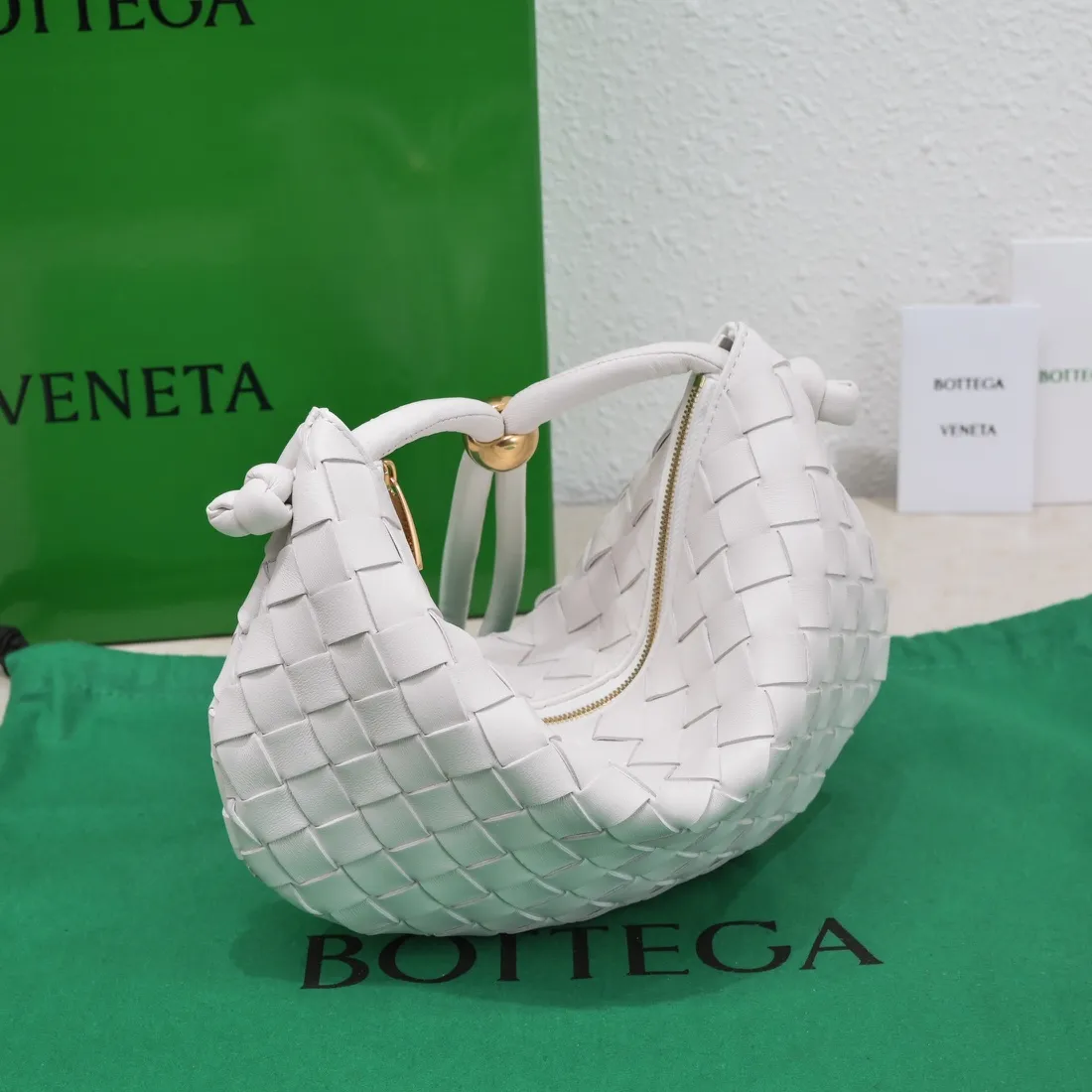 Batch 1220 BV has released new products. The small size TURN #recommended new hot style is still the classic woven logo that we can recognize at a glance. It is really a unique style that is familiar and unfamiliar! Made of sheepskin braiding, with beautiful gold beads on the shoulder straps for free adjustment. You can switch between the shoulder bag and the handbag at will. It has a concave and convex shape anytime and anywhere. It is a practical king with a unique personality. It also has the right color combination that can be sweet or salty. It is full of style. It is a beautiful summer catwalk style. Pull it out quickly. Small size: 29*3*19. Model: 6699-2#